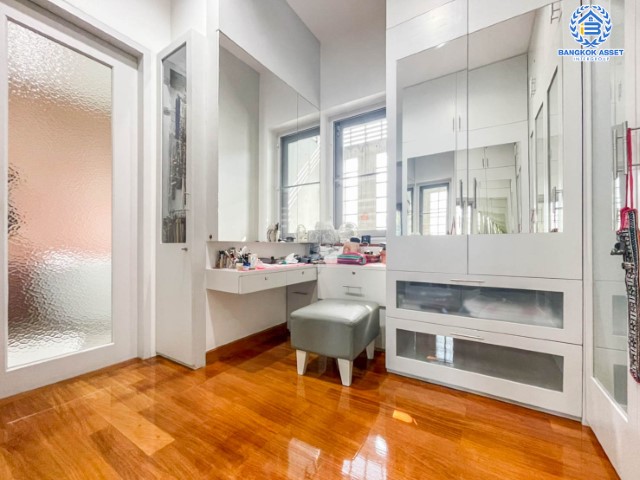 *****บ้านเดี่ยวหลังใหญ่โซนเมือง ม.เสนานิคม พหลโยธิน บนเนื้อที่กว่า 203 ตร.ว. ฟังก์ชันครบจัดเต็ม 3 ห้องนอน 3 ห้องน้ำ จอดรถ 3 คัน บ้านสวยพร้อมอยู่ แถมฟรี! เครื่องปรับอากาศ 4 เครื่อง บนทำเลที่ดี เดินทางสะดวก ใกล้เซ็นทรัลลาดพร้าว และทางด่วนรามอินทรา พร้อมราคาสุดพิเศษ!